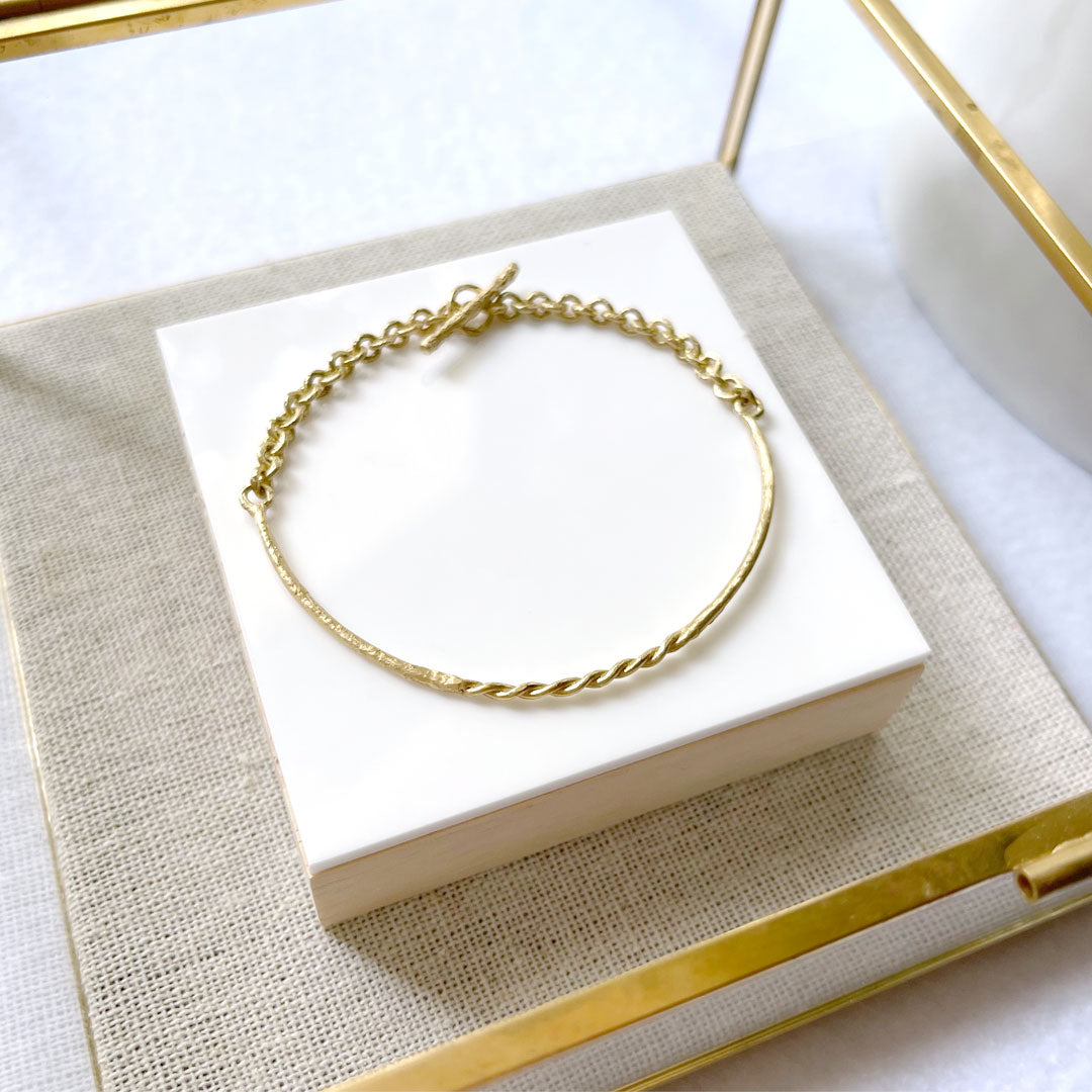 Delicate Gold Bracelet With a Twist